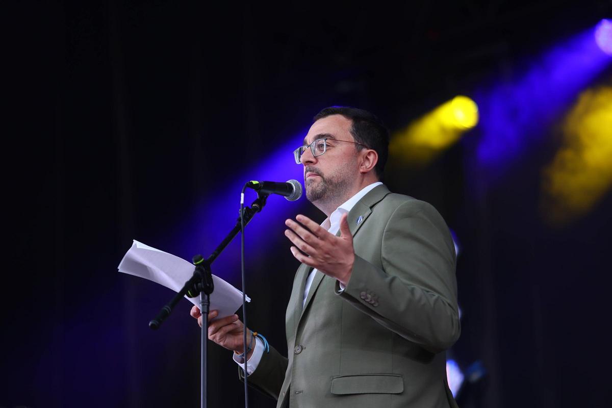 Así fue el pregón de las fiestas de Pola de Laviana, con Adrián Barbón, presidente del Principado Así fue el pregón de las fiestas de Pola de Laviana, con Adrián Barbón, presidente del Principado