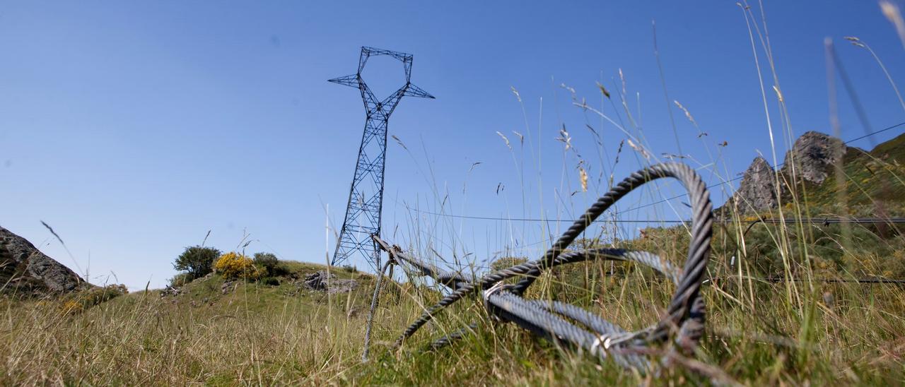 Una de las torres de la línea, en el concejo de Caso.