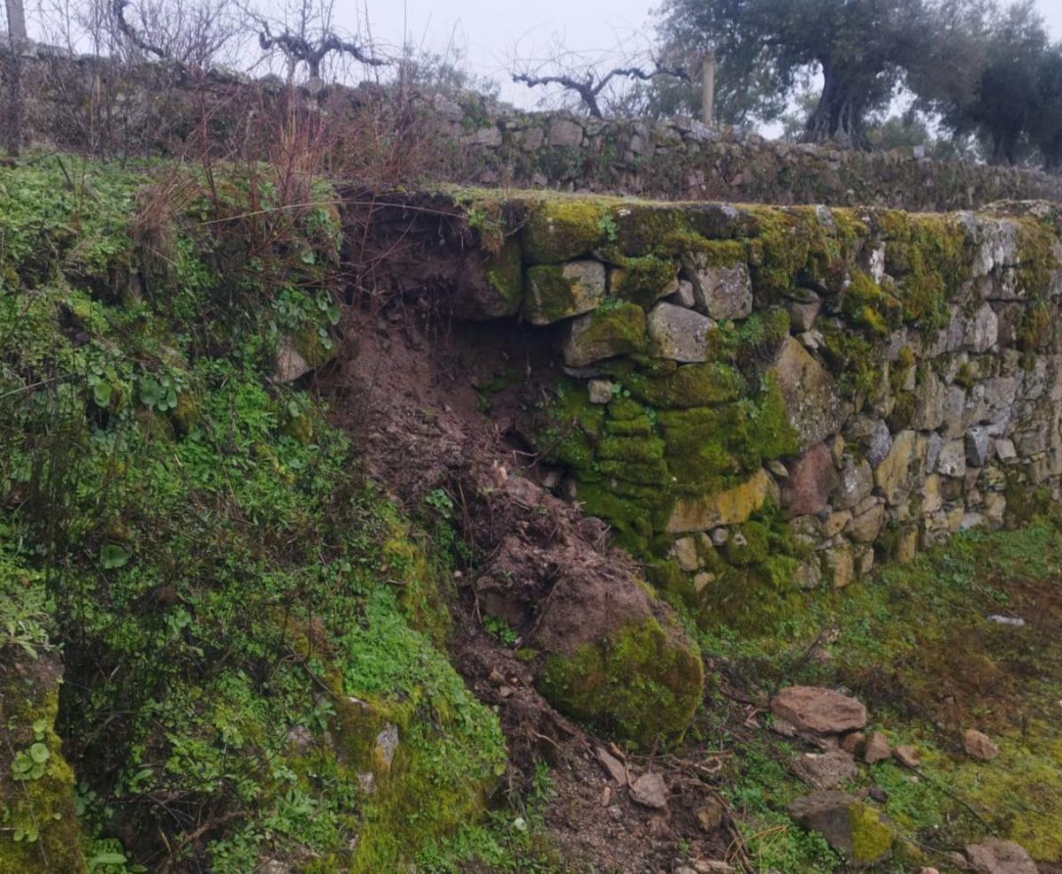 Construcciones, muros, paredes y tejados derrumbados en Fermoselle como consecuencia de la sucesión de borrascas a lo largo de este año. | A. F.