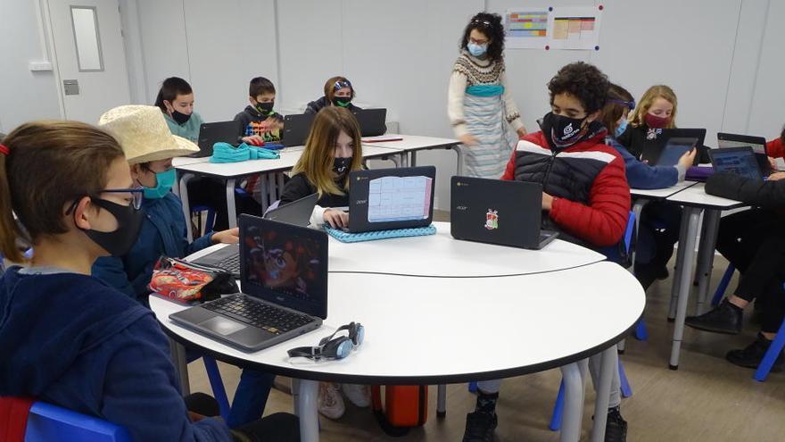 Alumnes de secundària fent classe al nou equipament