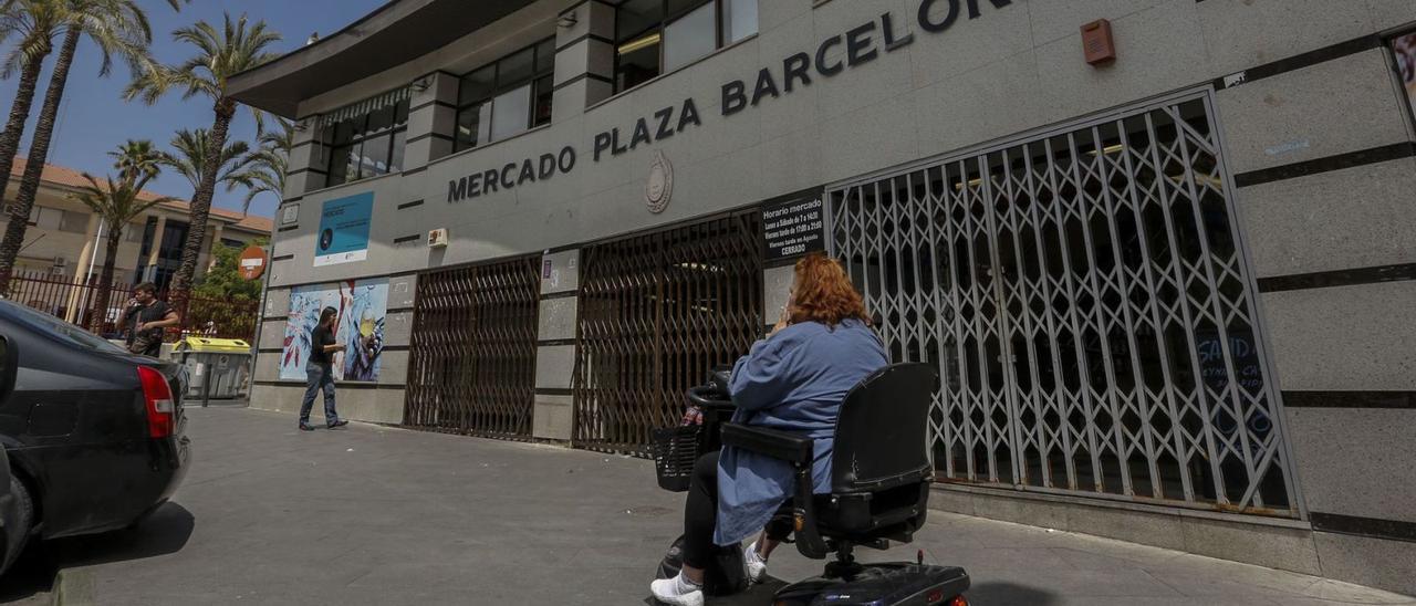 La plaza de Barcelona, uno de los mayores puntos de encuentro del barrio de Carrús, en una imagen de archivo. | ANTONIO AMORÓS