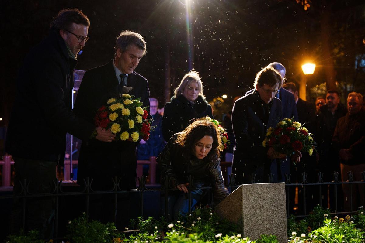 El presidente del PP, Alberto Núñez Feijóo; la presidenta de la Comunidad de Madrid, Isabel Díaz Ayuso, y el alcalde de Madrid, José Luis Martínez-Almeida, durante la ofrenda floral en los Jardines de Gregorio Ordóñez.