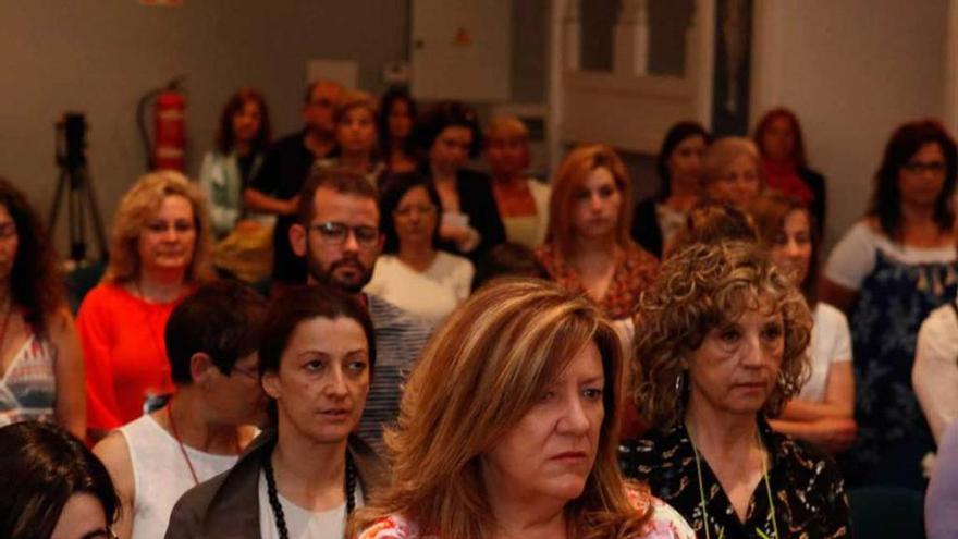 Asistentes a la XII Escuela Feminista, durante el minuto de silencio.