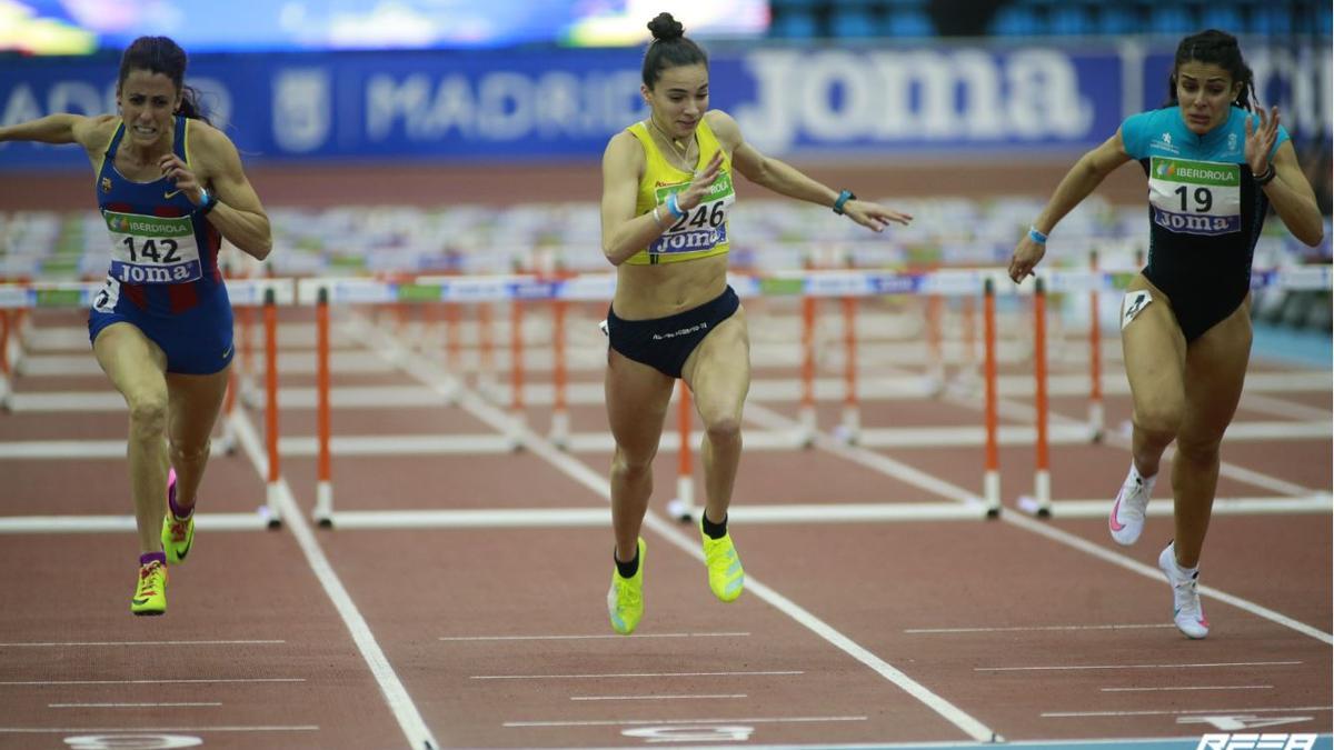 La atleta palmesana Caridad Jerez (izq.) en la final de los 60 metros vallas.