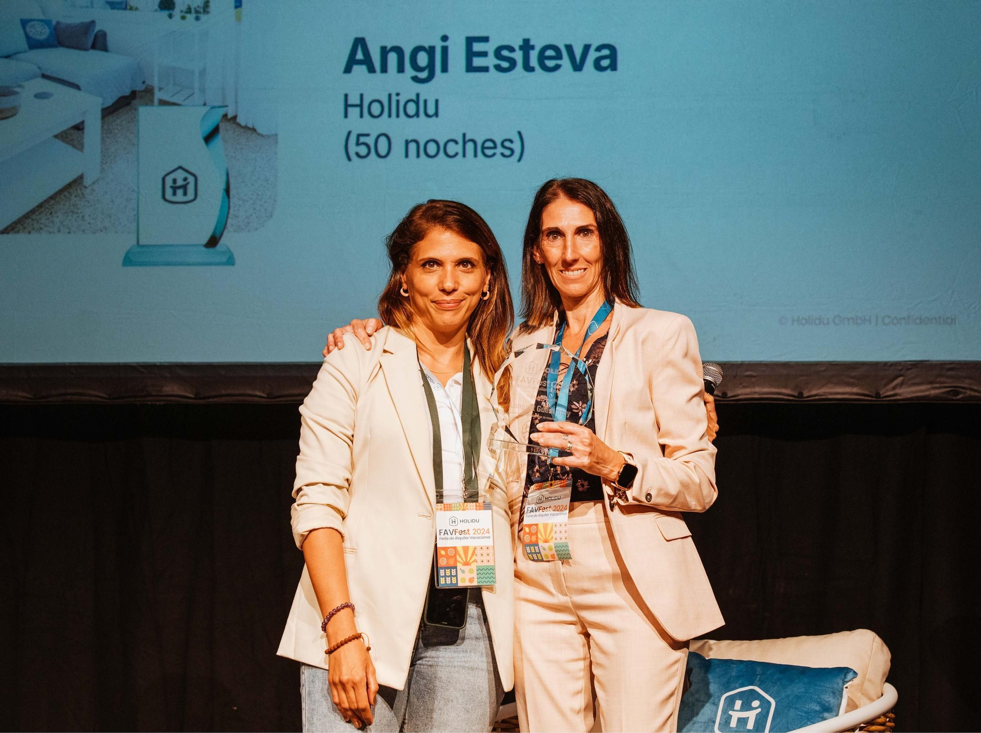 Aldana Tamborero de Holidu junto Angie Esteva, ganadora del premio a la propiedad con la reserva m�s larga.JPG