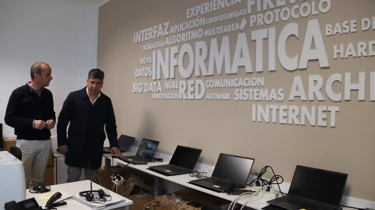Valeriano Rosales y Rafael Llamas, en el aula de informática.