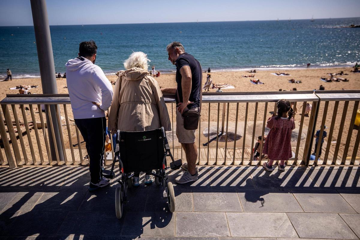 Ambiente de verano en las playas de Barcelona por Semana Santa