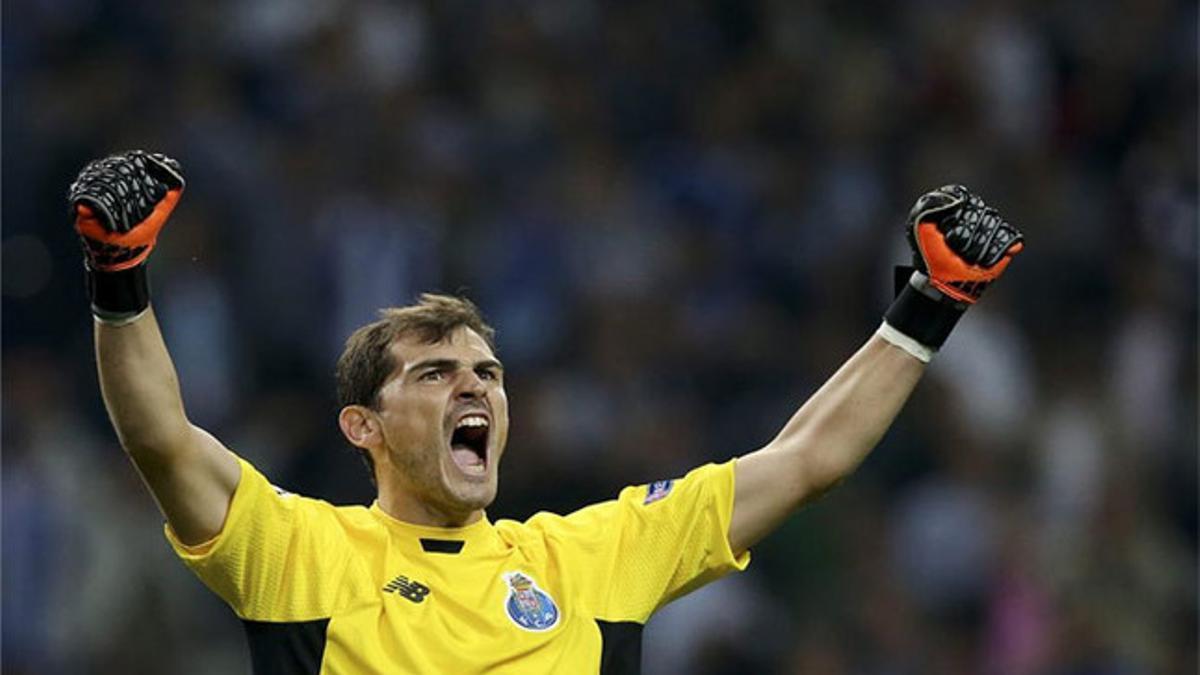 Iker Casillas celebra un tanto del Oporto