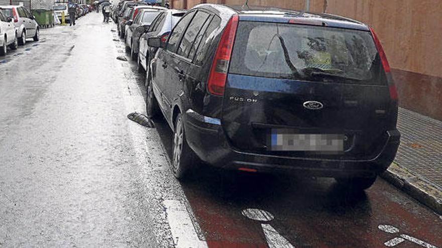 Imagen de archivo de coches aparcados en el carril-bici de la calle.