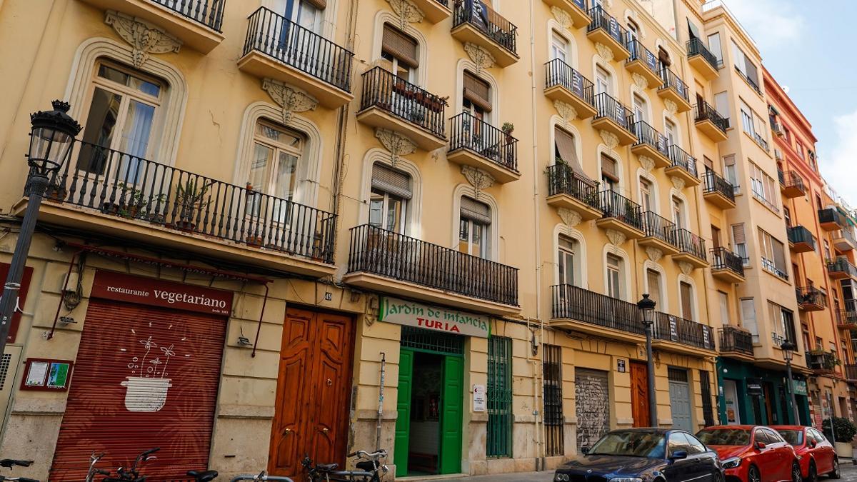 Edificios con encanto y mucha luz en la calle Turia de València