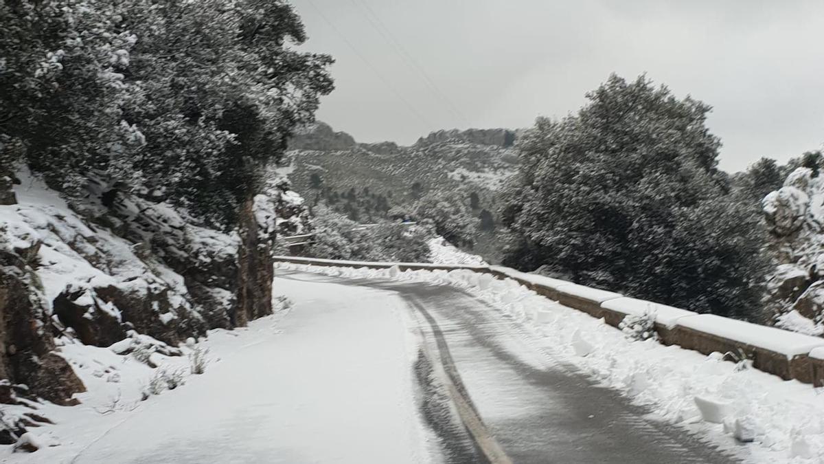 Carreteras cortadas en la Serra por la nieve.