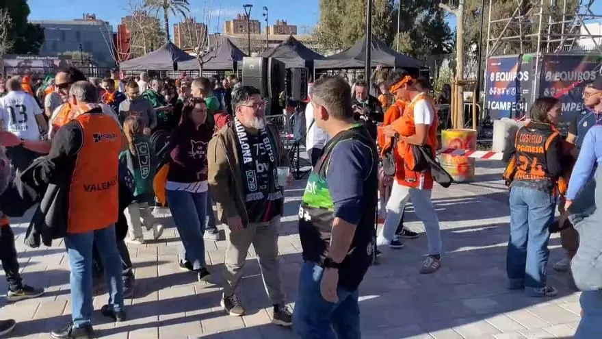 Cientos de aficionados abren la Copa en la 'fan zone' del Roig Arena
