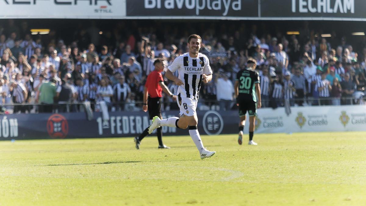 El futbolista albinegro Julio Gracia, sonriente, celebra uno de los goles del Castellón en Castalia, esta temporada.