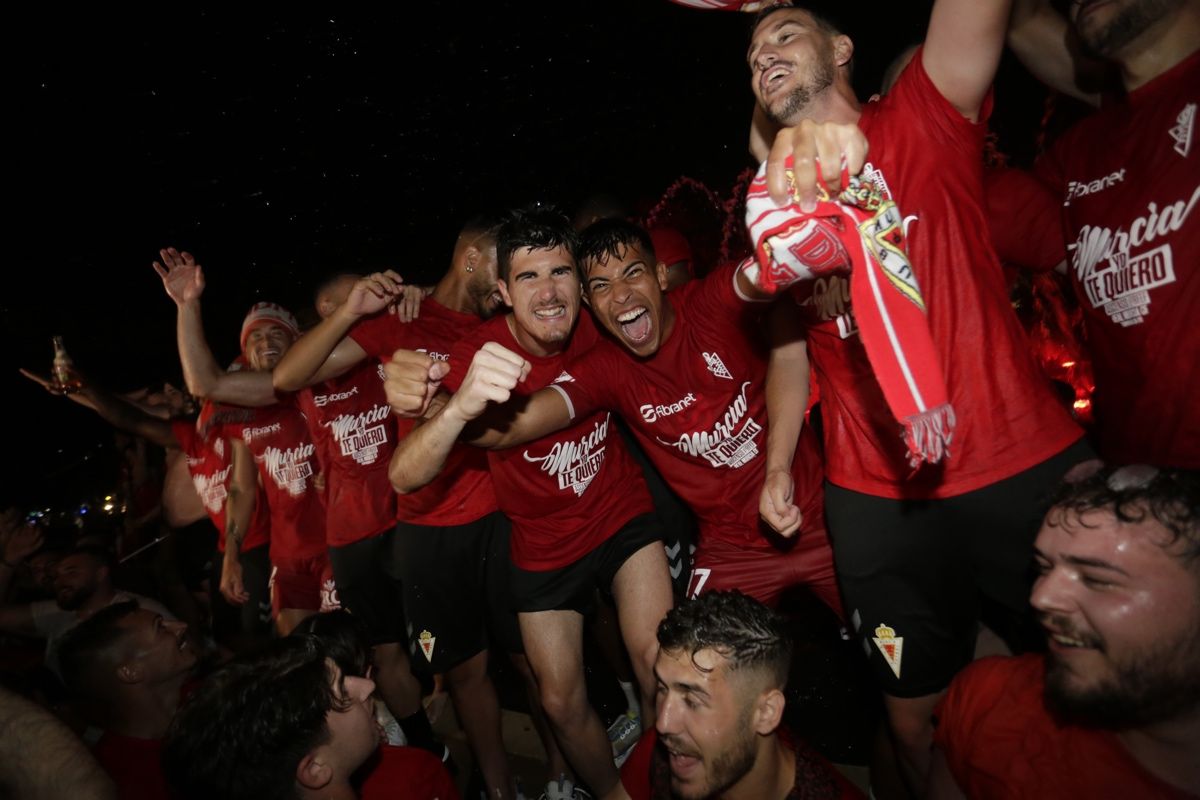 La Circular se llena para celebrar el ascenso del Real Murcia