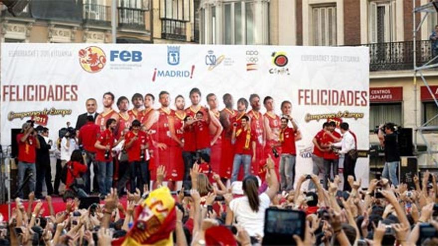 La selección española se da un baño de masas en la Plaza de Callao