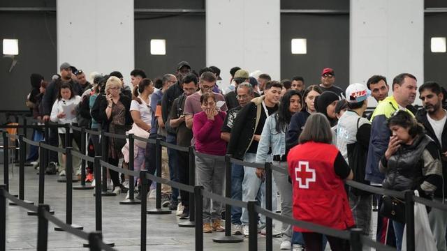 Migranten stehen in Barcelona Schlange, um ihren Antrag für die außerordentliche Regulierung einzureichen.   | FOTO: DAVID ZORRAKINO/EUROPA PRESS