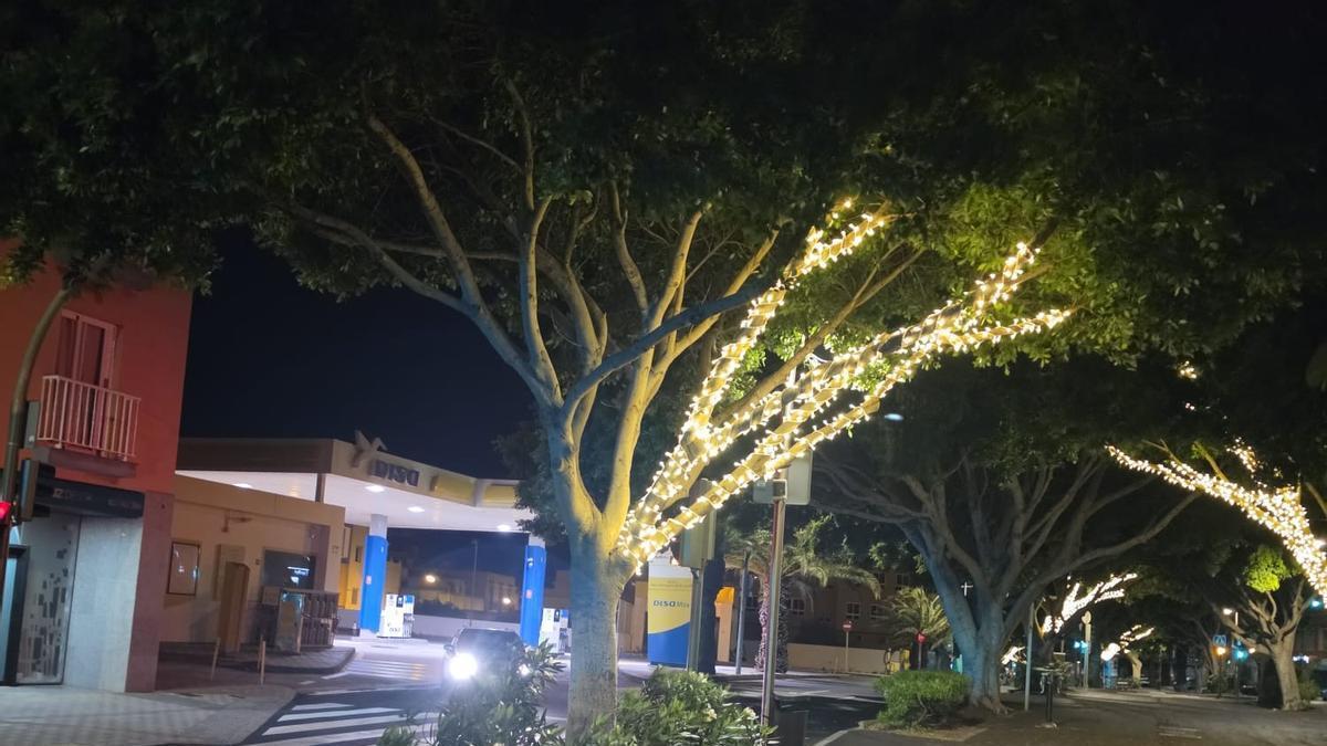 Inicio de la instalación del alumbrado navideño en la avenida de Los Majuelos, en Santa Cruz de Tenerife.