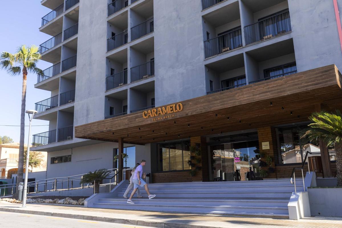 Fachada del hotel Caramelo Beach, en s'Arenal, donde fue atendida la víctima tras el apuñalamiento.