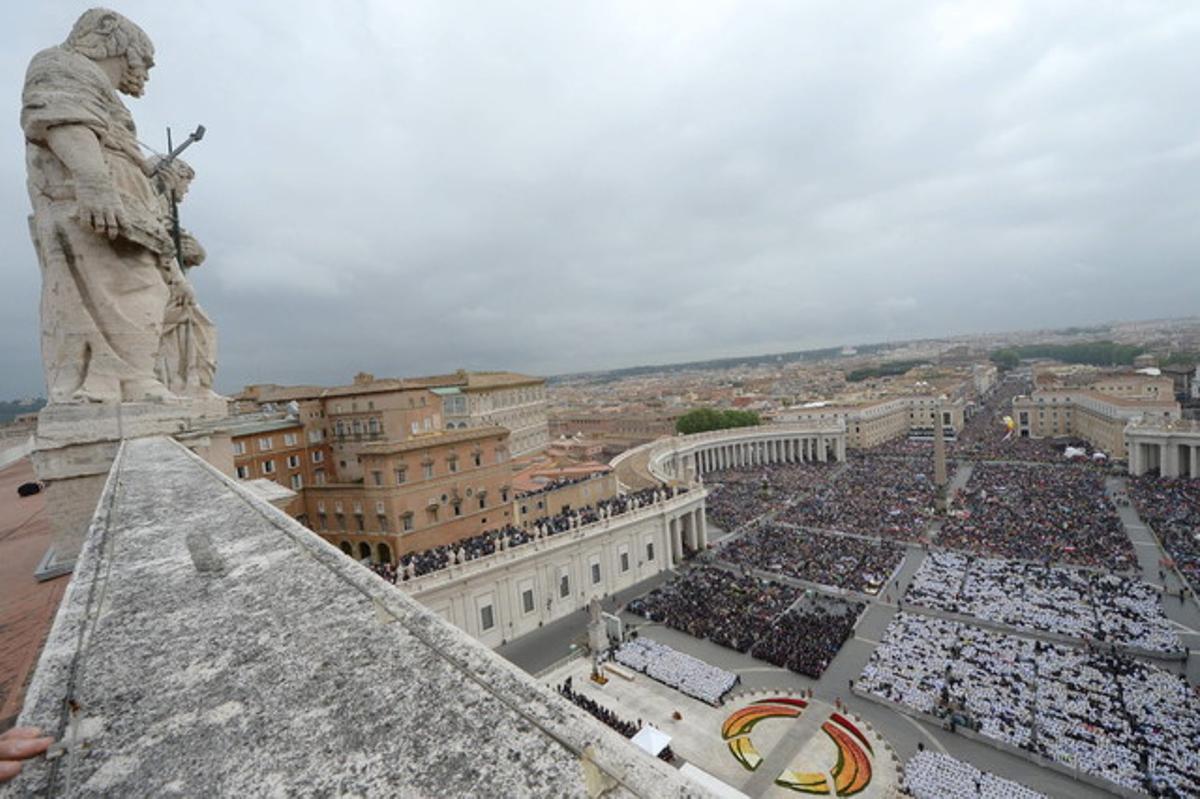 Un pla general de la plaça de Sant Pere mostra alguns dels centenars de milers de pelegrins i turistes presents en la històrica cerimònia de canonització. Un pla general de la plaça de Sant Pere mostra alguns dels centenars de milers de pelegrins i turistes presents en la històrica cerimònia de canonització.