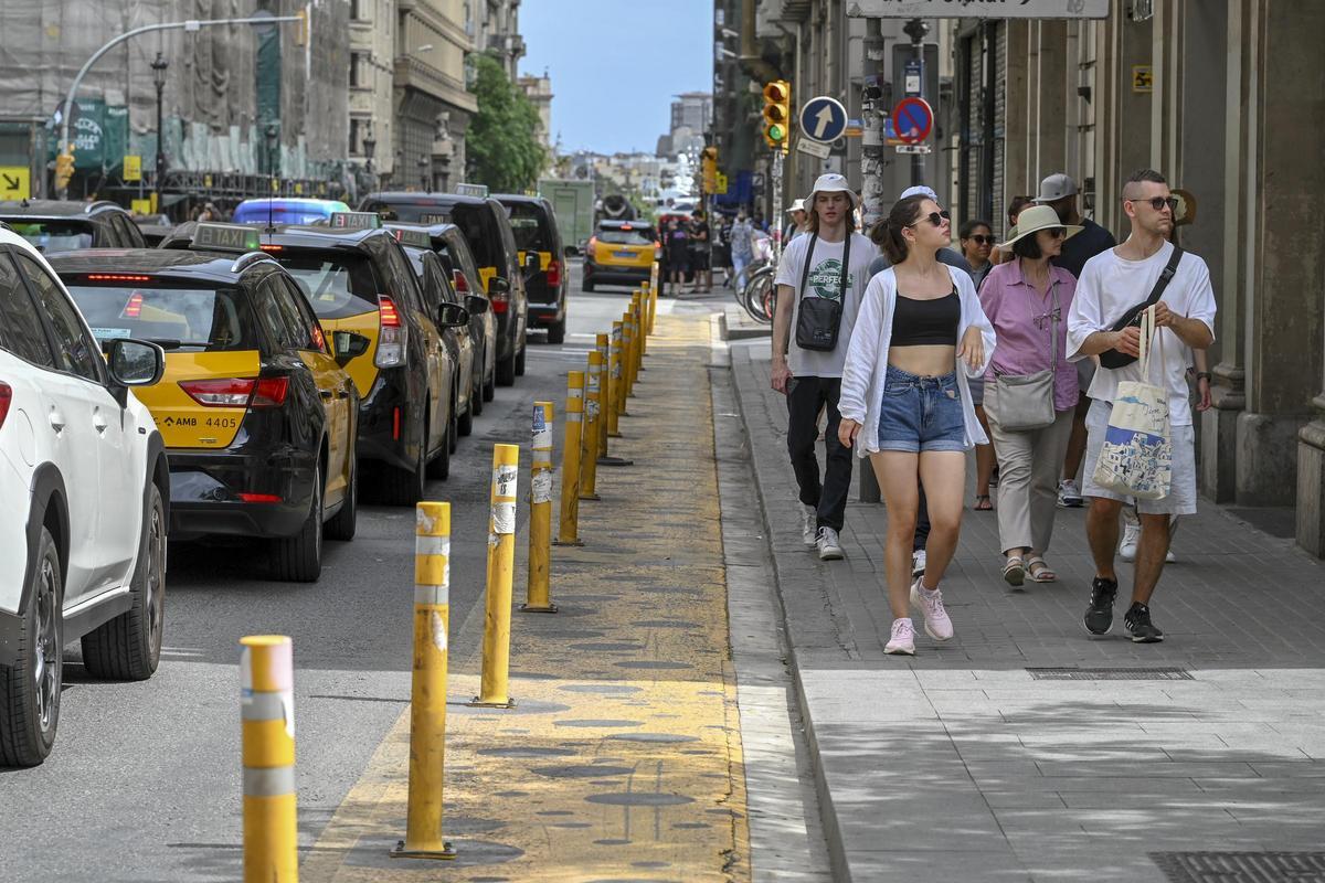 El pasillo provisional de Via Laietana, apenas usado por los peatones pero sí por los ciclistas, el jueves