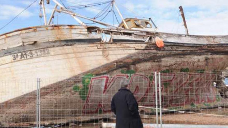 Un barco varado en mitad de Puerto, una imagen que se ha hecho ya clásica.