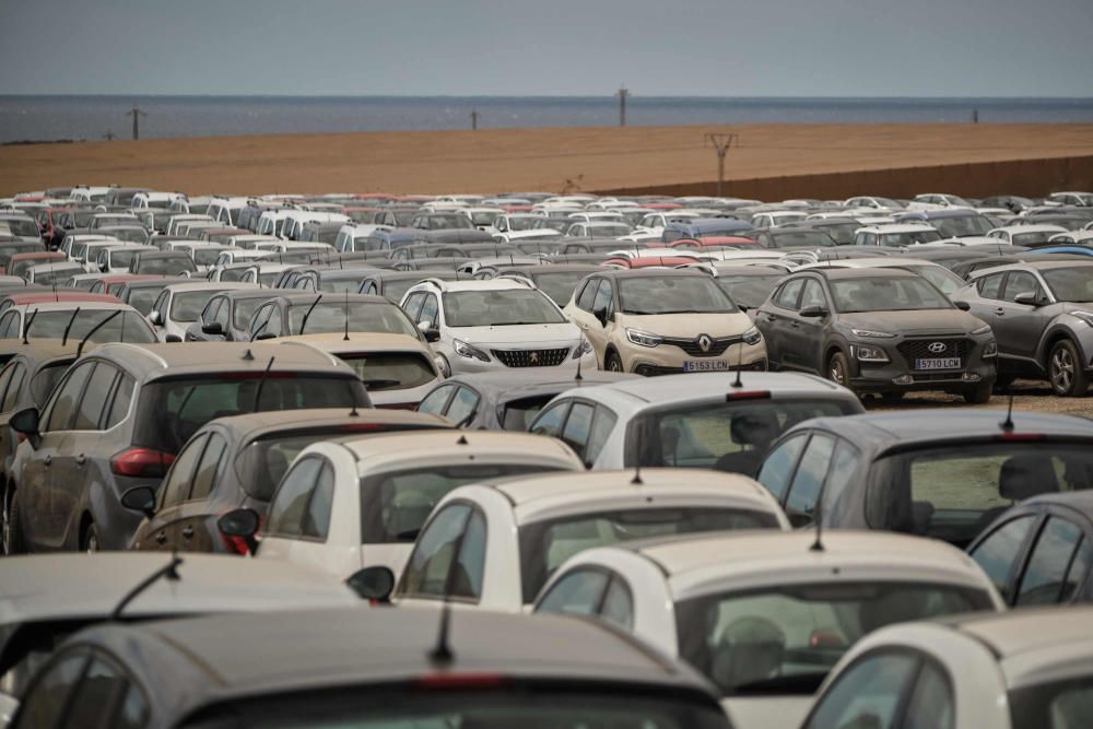 Coches de alquiler aparcados en un descampado de Tenerife Sur Coronavirus COVID19  | 21/03/2020 | Fotógrafo: Andrés Gutiérrez Taberne