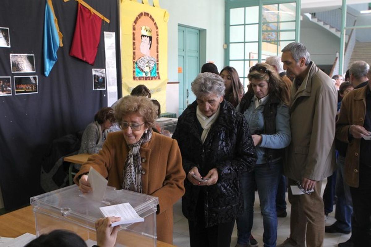 Electores acuden a votar en Figueres.