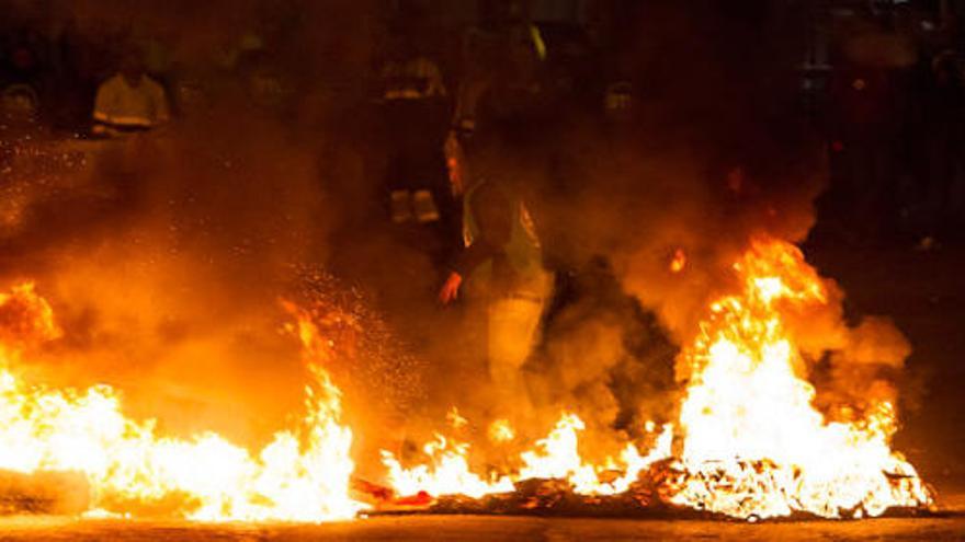 Barricada de neumáticos ardiendo en los accesos a Cespa, anoche. / 13Fotos