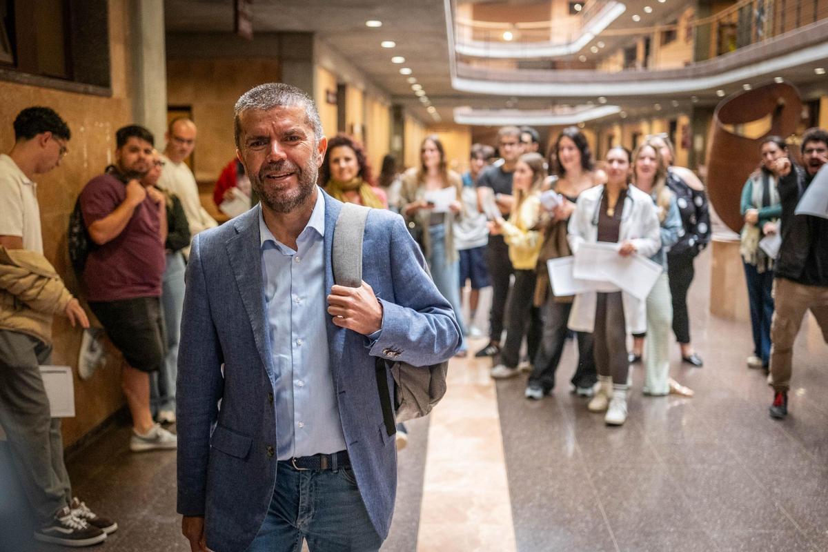 "Vergüenza" en la ULL: los estudiantes protestan para mantener los exámenes de julio "Vergüenza" en la ULL: los estudiantes protestan para mantener los exámenes de julio