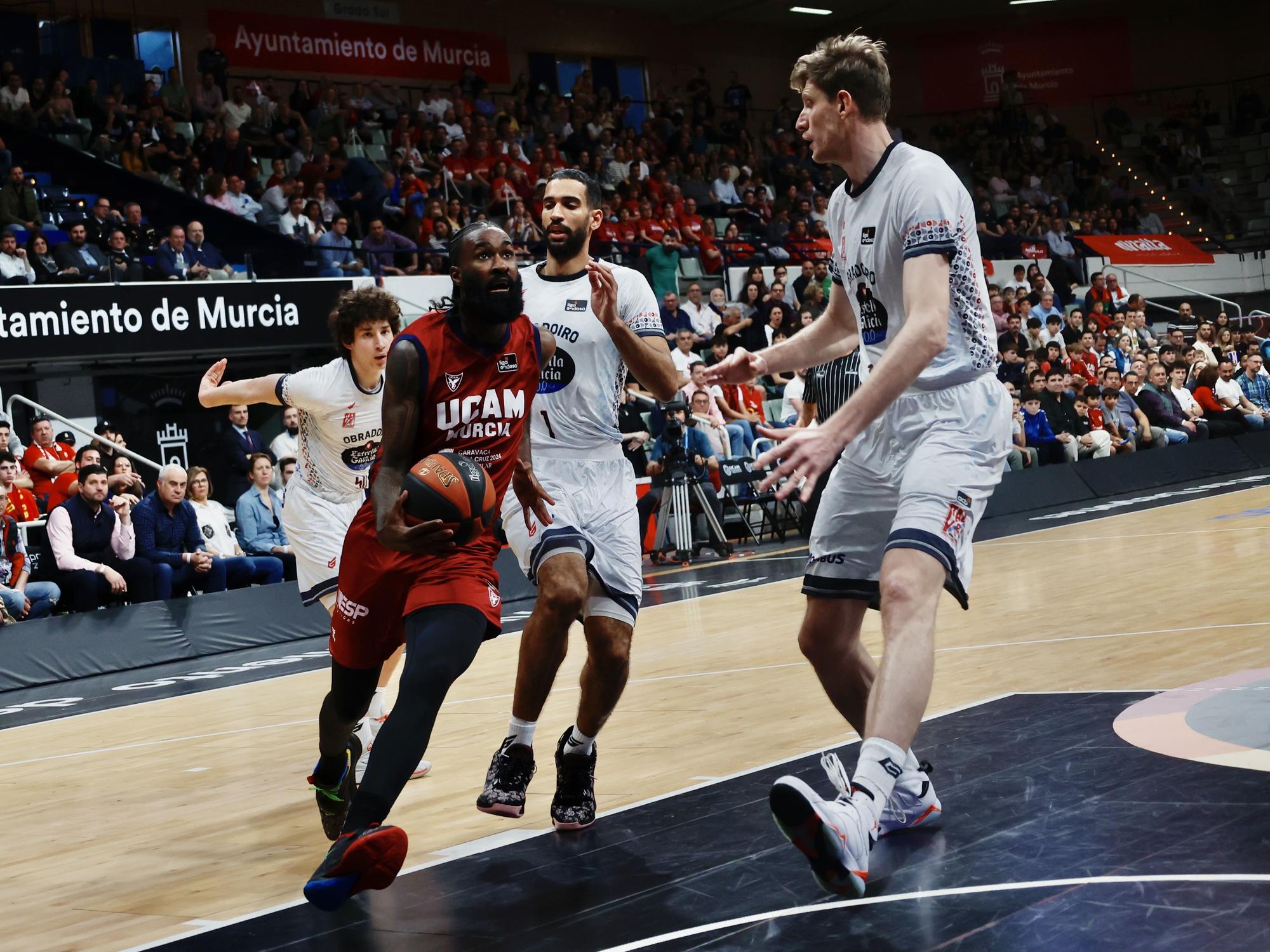 Todas las imágenes del  UCAM Murcia CB contra el Monbus Obradoiro