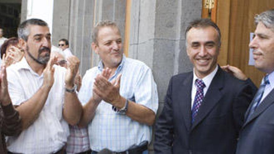 Ángel Víctor Torres, Juan Francisco Padrón y Esther Morales, ayer, tras la moción de censura, reciben el aplauso de varios vecinos de Arucas.