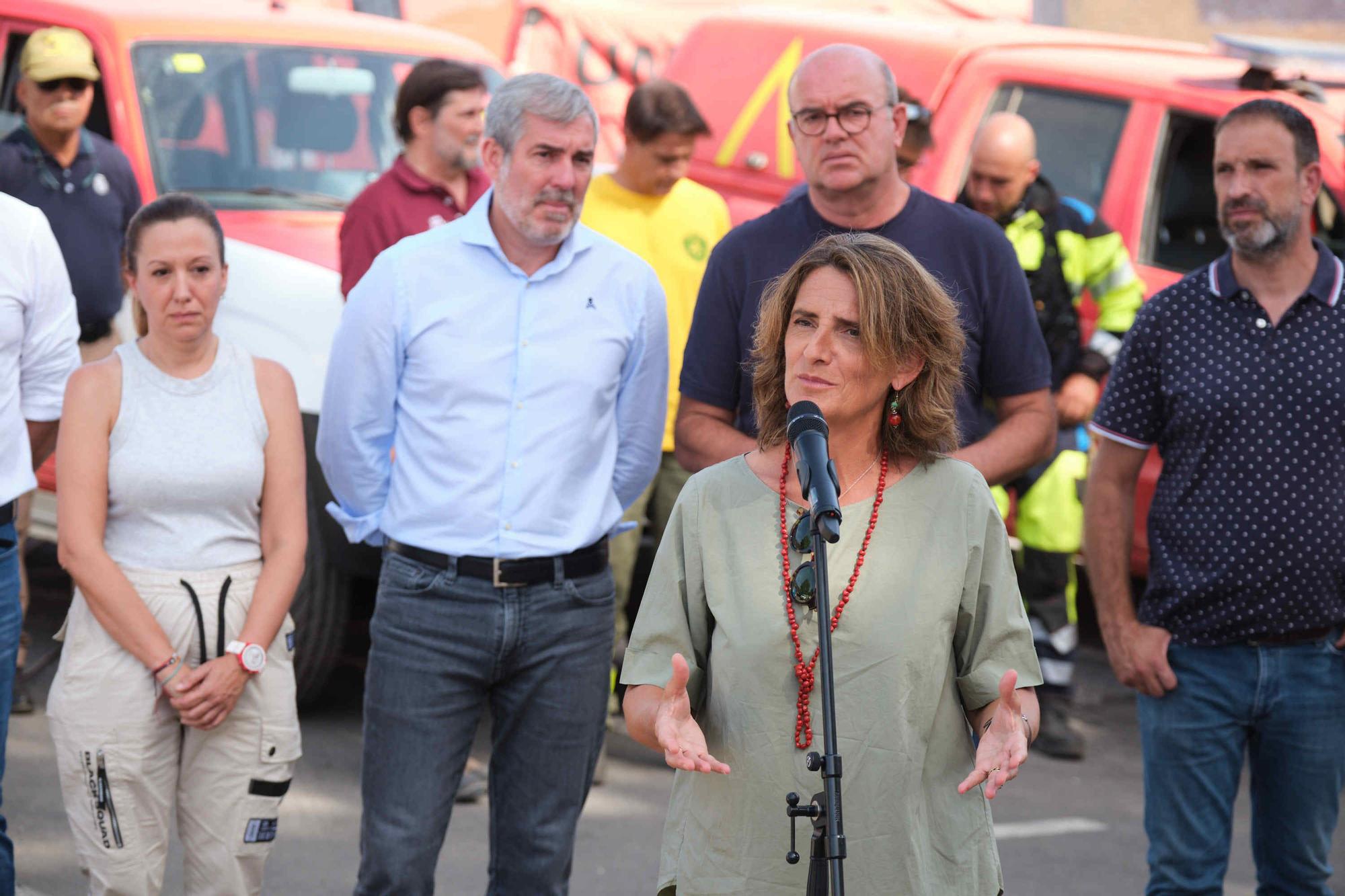 La ministra Teresa Ribera visita el puesto de mando avanzado del incendio de Tenerife, situado en Arafo