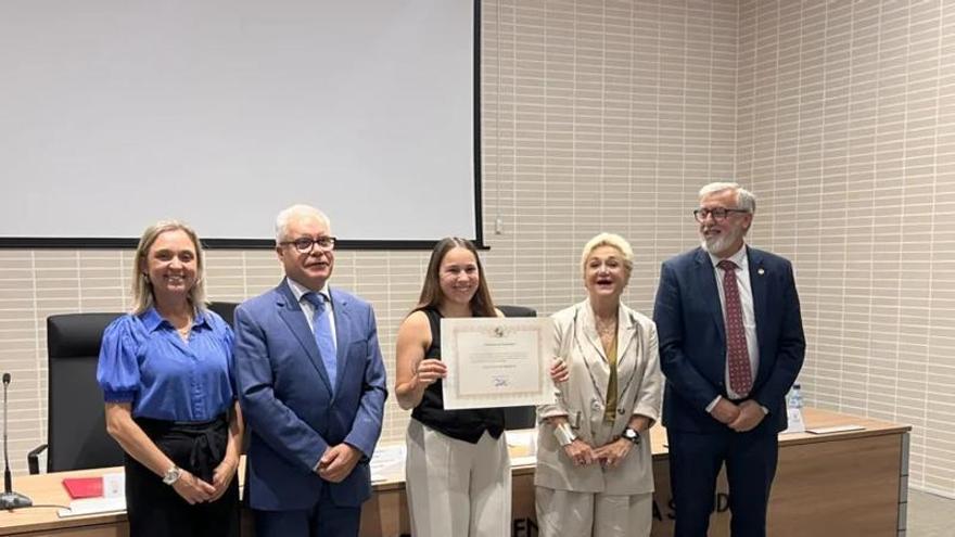 La UEx entrega la Ayuda Legado del Dr. Emiliano H. Astudillo Pombo para estudiantes de Medicina