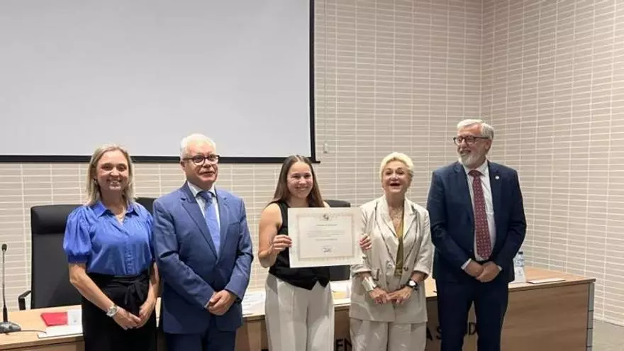 Alicia Fernández, recién graduada en Medicina por la UEx, recibe una beca por su brillante expediente