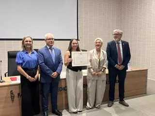 Alicia Fernández, recién graduada en Medicina por la UEx, recibe una beca por su brillante expediente