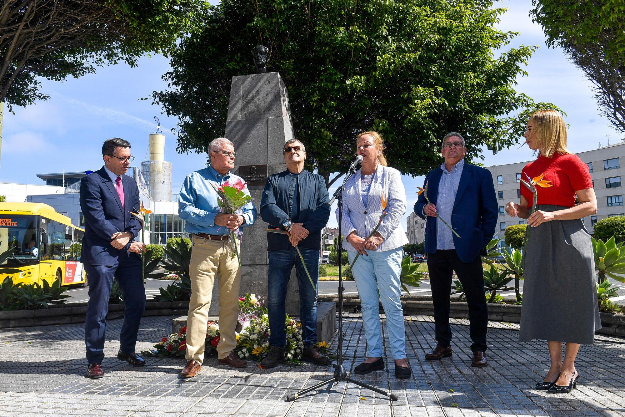 Ofrenda floral en homenaje a Felo Monzón