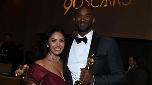 Kobe Bryant junto a su esposa Vanessa en la última gala de los premios Oscar.