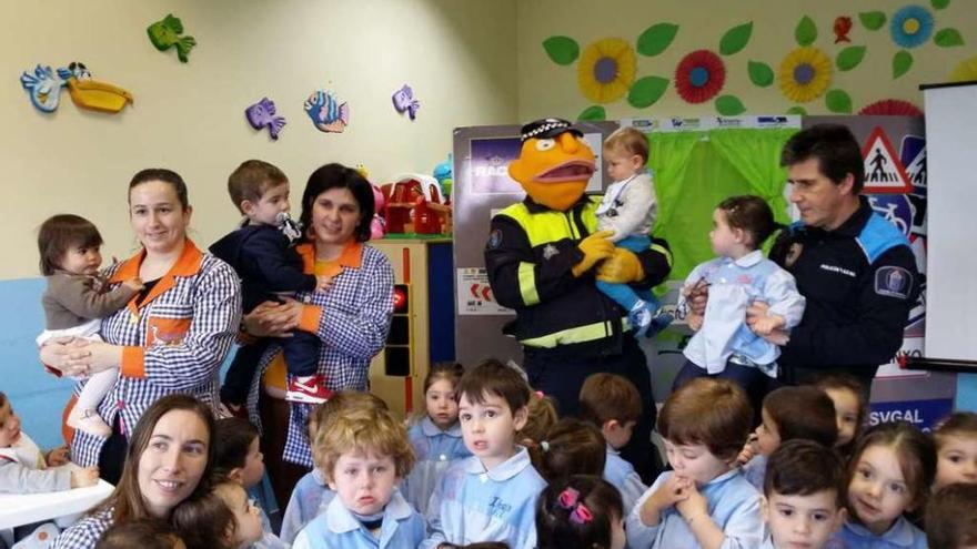 Los niños de O Tombo conocen al &quot;Abuelo Nicolás&quot; y a &quot;Paquito&quot;