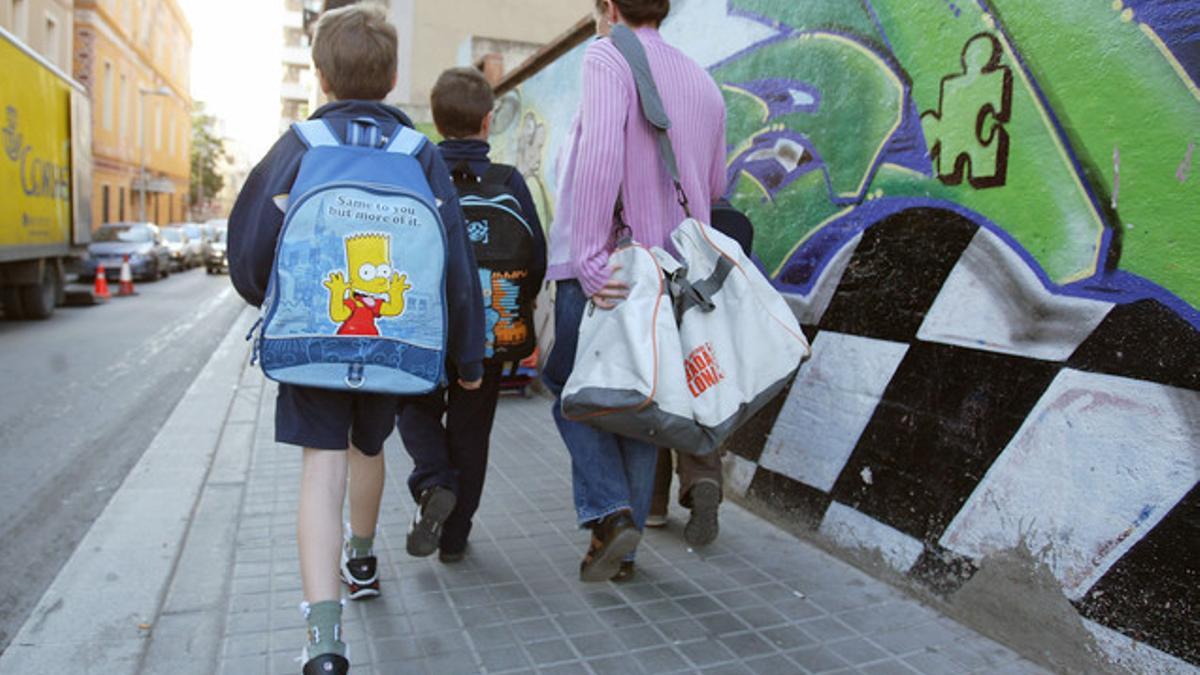 Unos niños entran en una escuela de Badalona, en una imagen de archivo.