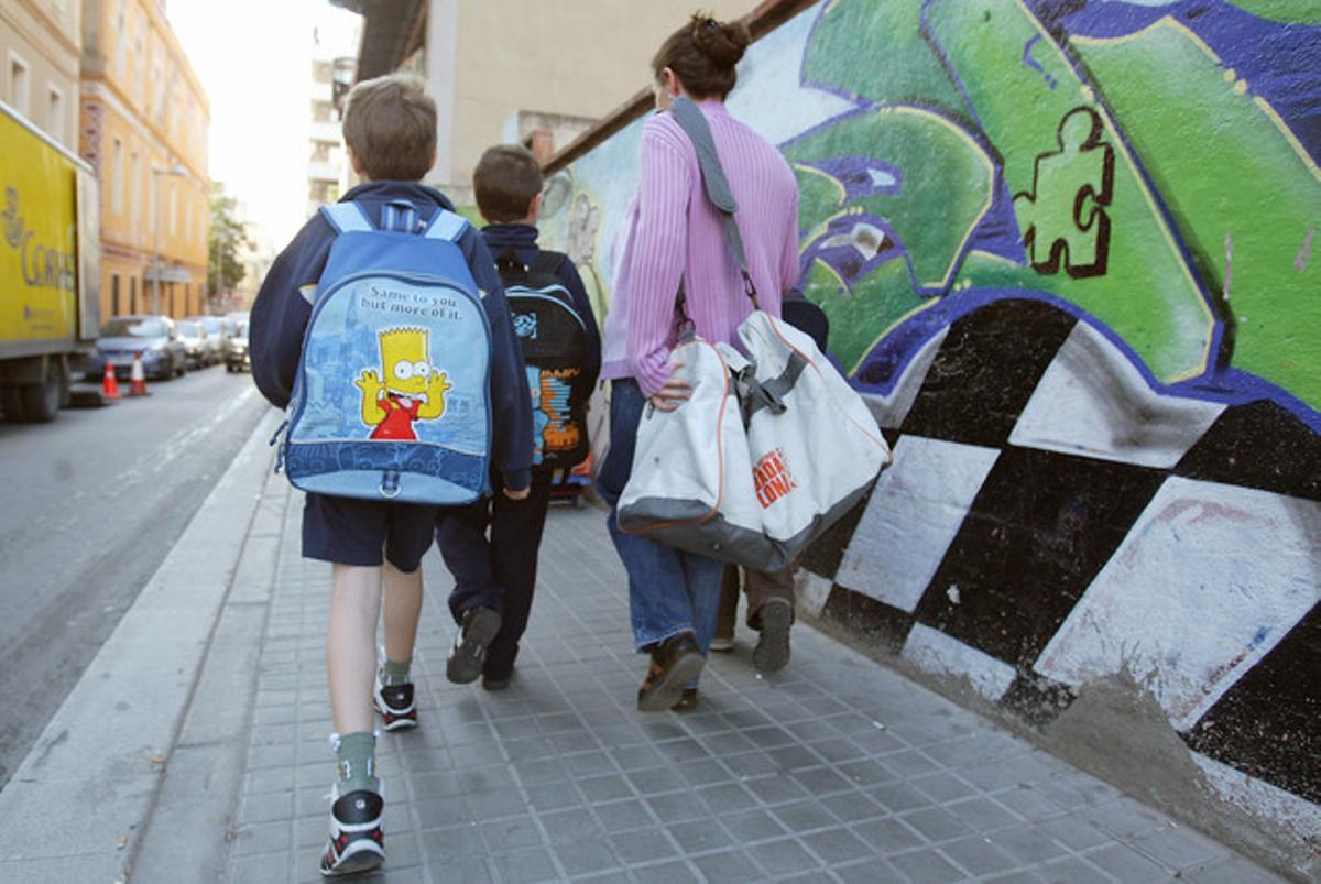 Unos niños entran en una escuela de Badalona.