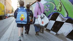 Unos niños entran en una escuela de Badalona.