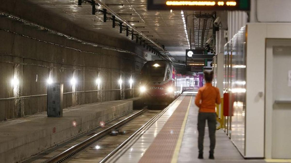 Llegada en imágenes del primer AVE 'low cost' desde Madrid a Murcia.