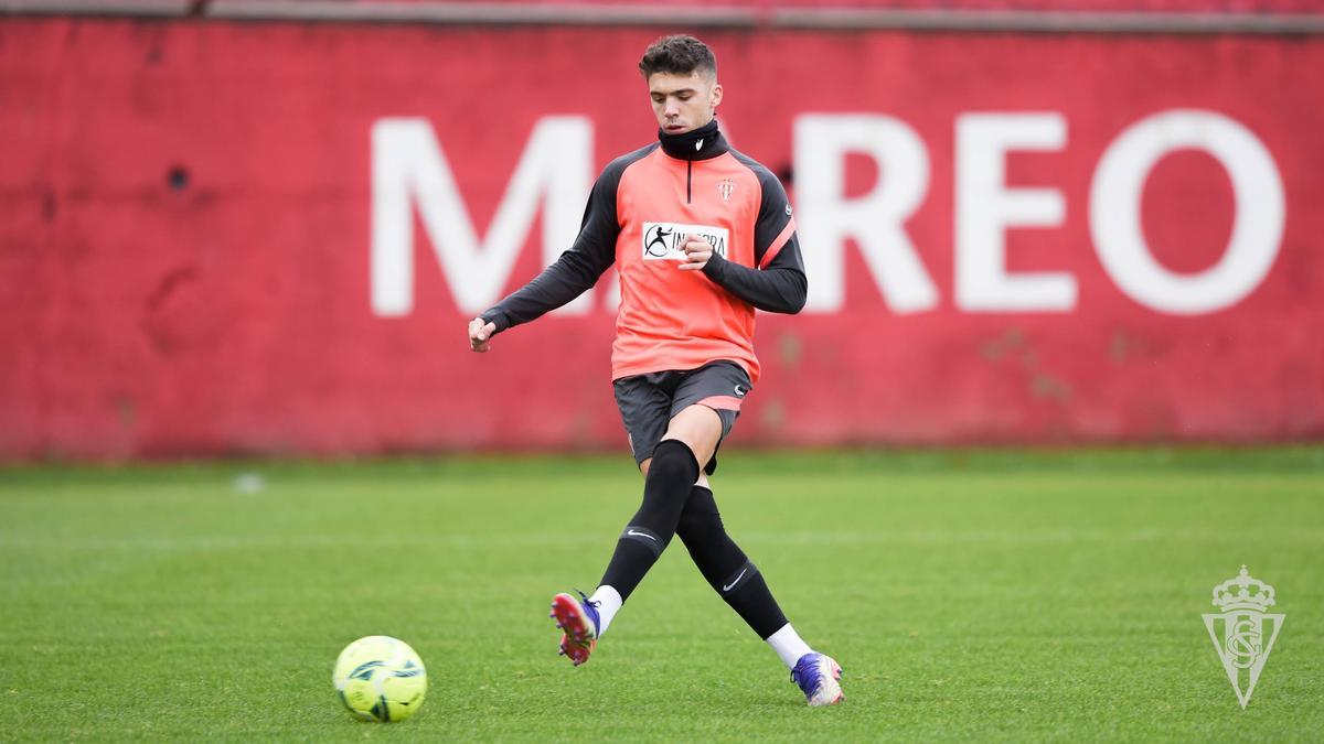 Nacho Méndez, en Mareo en el entrenamiento del Sporting.