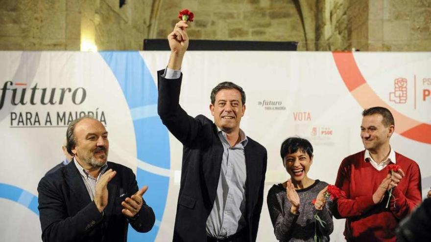 Besteiro, con el brazo en alto, durante un acto electoral celebrado ayer en Ribadavia.