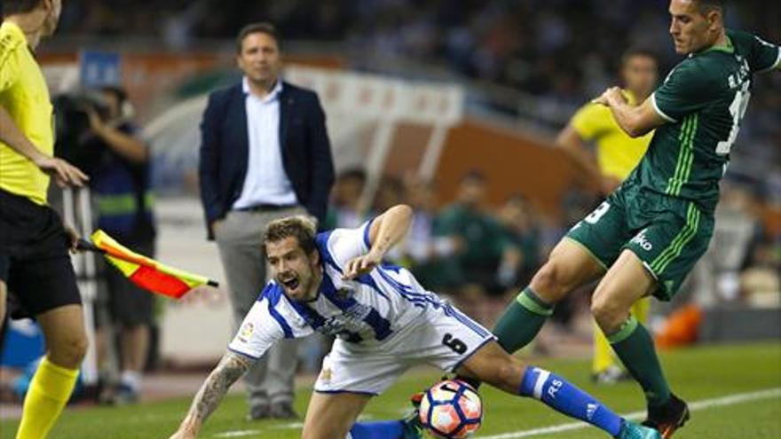 El Betis de Álex Alegría se atasca ante una Real Sociedad mejor