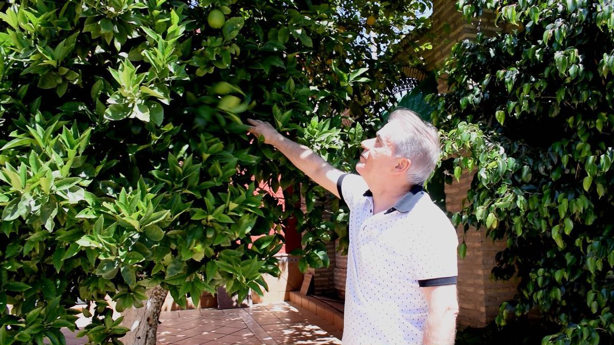 Lorenzo Ruiz, padre de Melody, en el jardín de su casa ubicada en Dos Hermanas (Sevilla)