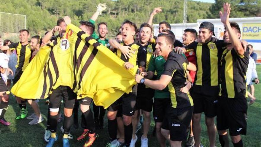 Los futbolistas gualdinegros festejaron por todo lo alto la consecución del gran objetivo de la temporada.