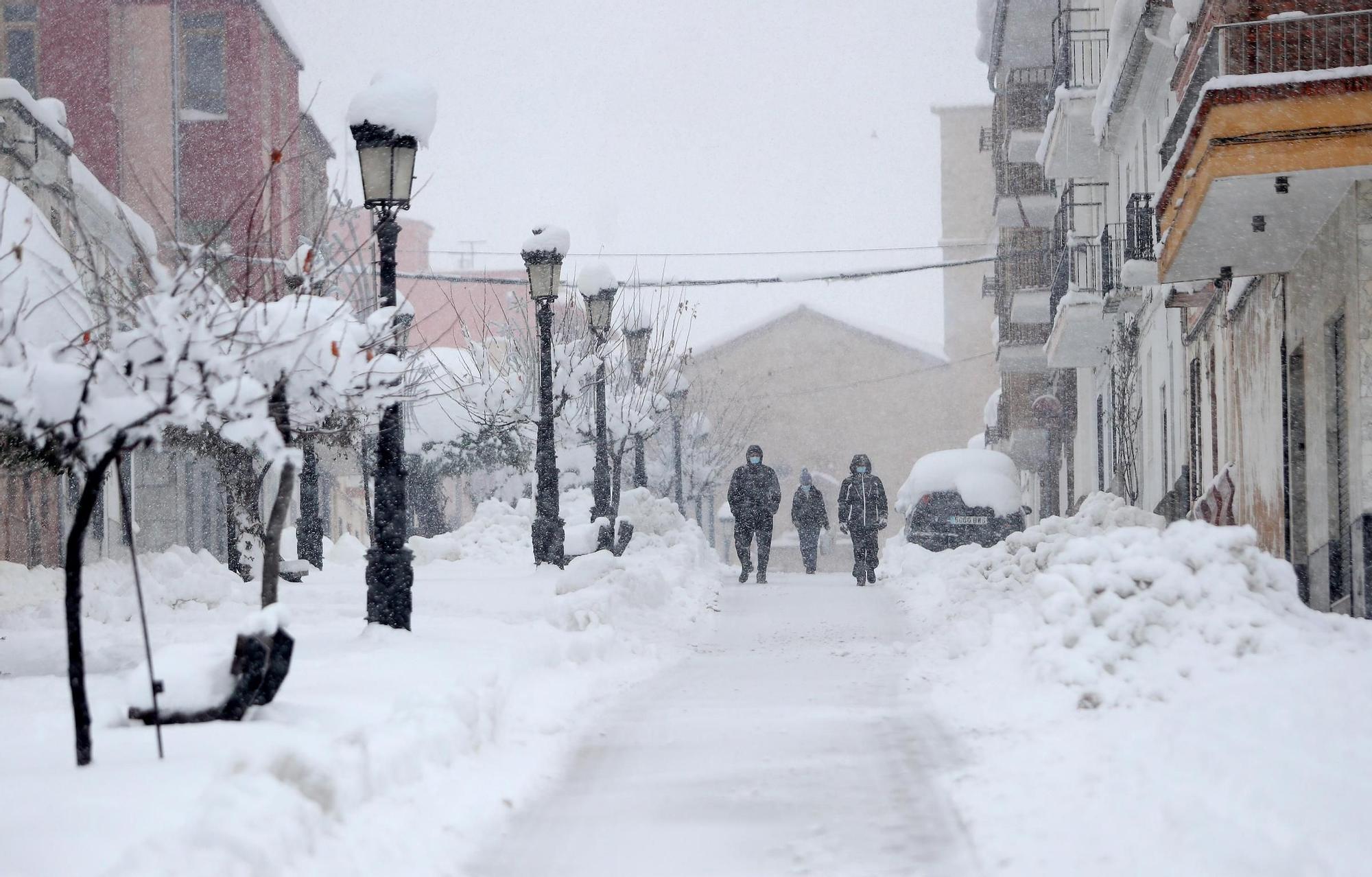 La nieve impide salir de casa en los pueblos del interior de la C. Valenciana