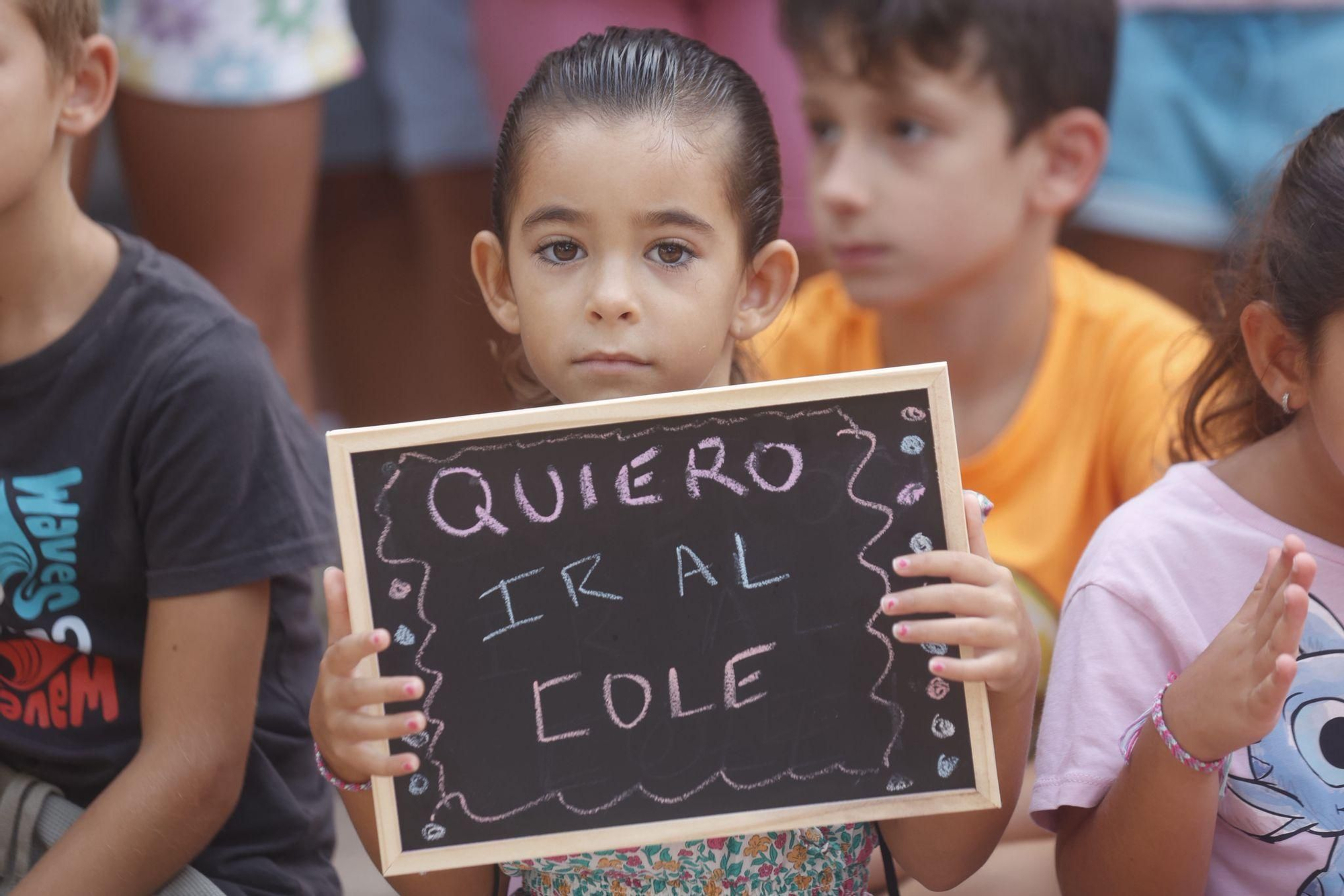 Vuelta al colegio en Massanassa con protestas de las AMPA y operarios aún trabajando