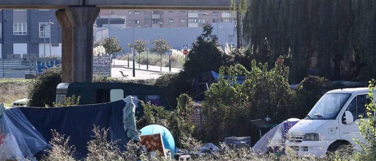 Caravanas, tiendas y más chabolas en otro punto del poblado.